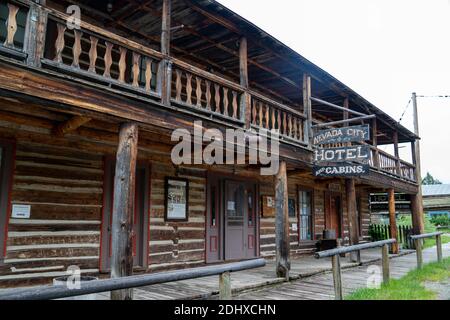 Nevada City, Montana - 29 giugno 2020: Cartello per il Nevada City Hotel and Cabins Foto Stock