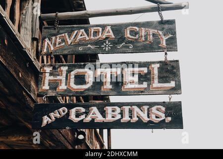 Nevada City, Montana - 29 giugno 2020: Cartello per il Nevada City Hotel and Cabins Foto Stock