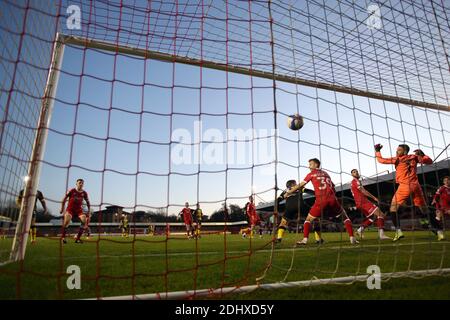 CRAWLEY, INGHILTERRA. IL 12 DICEMBRE Sam Hird di Barrow mette la sua squadra 2-1 in su durante la partita di campionato 2 di Sky Bet fra Crawley Town e Barrow al Broadfield Stadium di Crawley sabato 12 dicembre 2020. (Credit: Chris Booth | MI News) Credit: MI News & Sport /Alamy Live News Foto Stock