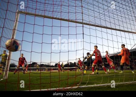 CRAWLEY, INGHILTERRA. IL 12 DICEMBRE Sam Hird di Barrow mette la sua squadra 2-1 in su durante la partita di campionato 2 di Sky Bet fra Crawley Town e Barrow al Broadfield Stadium di Crawley sabato 12 dicembre 2020. (Credit: Chris Booth | MI News) Credit: MI News & Sport /Alamy Live News Foto Stock