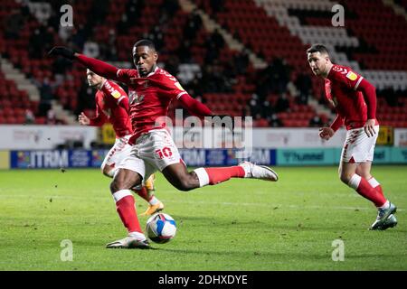 LONDRA, INGHILTERRA. 12 DICEMBRE Chuks Aneke di Charlton Athletic calcia la palla durante la partita Sky Bet League 1 tra Charlton Athletic e AFC Wimbledon a The Valley, Londra sabato 12 dicembre 2020. (Credit: Juan Gasparini | MI News) Credit: MI News & Sport /Alamy Live News Foto Stock