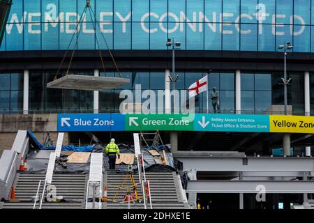 Wembley Stadium, Wembley Park, Regno Unito. 12 dicembre 2020 sono stati tolti i passi in corso, mentre la costruzione continua sui nuovi passi olimpici che sostituiranno la pedalata recentemente demolita, portando persone dalla Via Olimpica al livello biglietteria e di atrio. Amanda Rose/Alamy Live News Foto Stock