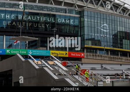 Wembley Stadium, Wembley Park, Regno Unito. 12 dicembre 2020 sono stati tolti i passi in corso, mentre la costruzione continua sui nuovi passi olimpici che sostituiranno la pedalata recentemente demolita, portando persone dalla Via Olimpica al livello biglietteria e di atrio. Amanda Rose/Alamy Live News Foto Stock