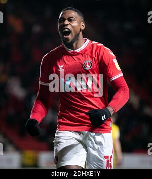 LONDRA, INGHILTERRA. 12 DICEMBRE Chuks Aneke di Charlton Athletic celebra dopo aver segnato un gol durante la partita Sky Bet League 1 tra Charlton Athletic e AFC Wimbledon a The Valley, Londra, sabato 12 dicembre 2020. (Credit: Juan Gasparini | MI News) Credit: MI News & Sport /Alamy Live News Foto Stock