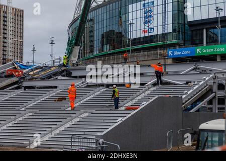 Wembley Stadium, Wembley Park, Regno Unito. 12 dicembre 2020 sono stati tolti i passi in corso, mentre la costruzione continua sui nuovi passi olimpici che sostituiranno la pedalata recentemente demolita, portando persone dalla Via Olimpica al livello biglietteria e di atrio. Amanda Rose/Alamy Live News Foto Stock