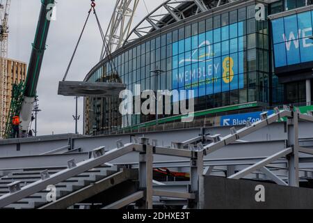 Wembley Stadium, Wembley Park, Regno Unito. 12 dicembre 2020 sono stati tolti i passi in corso, mentre la costruzione continua sui nuovi passi olimpici che sostituiranno la pedalata recentemente demolita, portando persone dalla Via Olimpica al livello biglietteria e di atrio. Amanda Rose/Alamy Live News Foto Stock