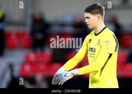 Salford, Regno Unito. 12 dicembre 2020. Il portiere di Cheltenham, Josh Griffiths, guarda sopra. EFL Skybet Football League Two match, Salford City contro Cheltenham Town al Peninsula Stadium di Salford, Greater Manchester, sabato 12 dicembre 2020. Questa immagine può essere utilizzata solo per scopi editoriali. Solo per uso editoriale, è richiesta una licenza per uso commerciale. Nessun uso in scommesse, giochi o un singolo club/campionato/giocatore publications.pic di Chris Stading/Andrew Orchard sports photography/Alamy Live News Credit: Andrew Orchard sports photography/Alamy Live News Foto Stock