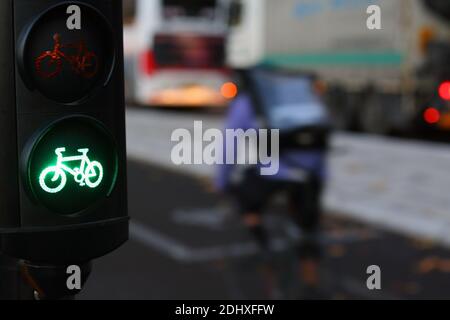 Trasporti sostenibili. Segnale del traffico in bicicletta, luce verde, bici da strada, zona o area per biciclette gratuite, Londra, Regno Unito Foto Stock