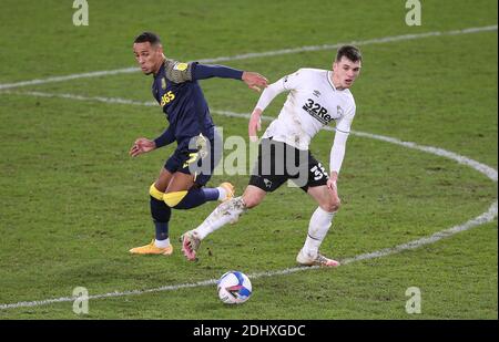 Tom Ince di Stoke City (a sinistra) e Jason Knight di Derby County in azione durante la partita del campionato Sky Bet al Pride Park, Derby. Foto Stock