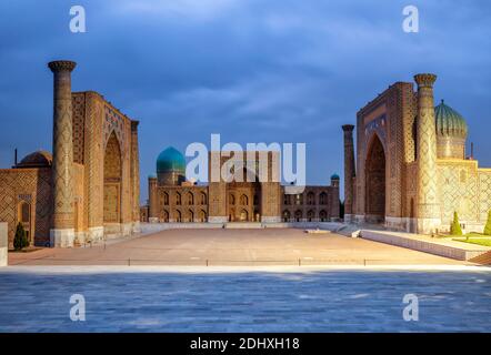 Piazza Registana al crepuscolo serale, Samarcanda, Uzbekistan Foto Stock