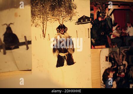 Austria / Bad Gastein / i membri del Kühkar Pass si riuniscono in un bacino durante l'anno e bevono schnapps di Pinecone austriaco fatto in casa. Foto Stock