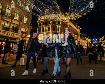 Londra, Regno Unito. 12 dicembre 2020. La strada può sembrare molto trafficata (soprattutto nel tardo pomeriggio) da alcune angolazioni, ma un'ampia vista mostra che c'è molto spazio per le distanze sociali - Regent Street è pedonale, negli ultimi sabati prima di Natale, e gli acquirenti sono fuori ora i negozi sono aperti di nuovo. Ma questi sono ancora tempi difficili per i rivenditori, in quanto cercano di recuperare il ritardo dopo la seconda chiusura di Coronavirus e Tier 3 per Londra è una possibilità distinta. Credit: Guy Bell/Alamy Live News Foto Stock