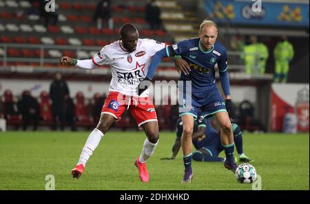 Mouscron, Belgio. 12 dicembre 2020. MOUSCRON, BELGIO - DICEMBRE 12: Raphael Holzhauser di Beerschot combatte per la palla con Junior Onana di Mouscron durante il giorno 16 della Jupiler Pro League tra Royal Excel Mouscron e K. Beerschot V.A. il 12 dicembre 2020 a Mouscron, Belgio. (Foto di Vincent Van Doornick/Isosport) Credit: Pro Shots/Alamy Live News Foto Stock