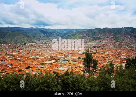 Paesaggio urbano di Cusco, Perù. Una vista da una montagna Foto Stock