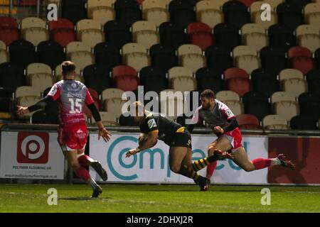 Newport, Regno Unito. 12 dicembre 2020. Tom Cruse of Wasps segna il suo primo tentativo di squadra. Heineken Champions Cup Rugby, Dragons v Wasps, raggruppa UNA partita al Rodney Parade di Newport sabato 12 dicembre 2020. pic di Andrew Orchard/Andrew Orchard sports photography/Alamy Live news Credit: Andrew Orchard sports photography/Alamy Live News Foto Stock