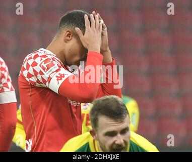 Magonza, Germania. 12 dicembre 2020. Calcio: Bundesliga, FSV Mainz 05 - 1 FC Köln, 11 ° giorno di partita. Robin Quaison di Magonza colpisce le mani di fronte al viso dopo un'occasione persa. Credit: Torsten Silz/dpa - NOTA IMPORTANTE: In conformità con le norme del DFL Deutsche Fußball Liga e del DFB Deutscher Fußball-Bund, è vietato sfruttare o sfruttare nello stadio e/o nel gioco le fotografie scattate sotto forma di sequenze di immagini e/o serie di foto di tipo video./dpa/Alamy Live News Foto Stock