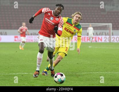 Magonza, Germania. 12 dicembre 2020. Calcio: Bundesliga, FSV Mainz 05 - 1 FC Köln, 11 ° giorno di partita. Jean-Philippe Mateta di Magonza gioca contro Noah Katterbach di Colonia Credit: Torsten Silz/dpa - NOTA IMPORTANTE: In conformità con le norme del DFL Deutsche Fußball Liga e del DFB Deutscher Fußball-Bund, è vietato sfruttare o sfruttare nello stadio e/o nel gioco le fotografie scattate sotto forma di sequenze di immagini e/o serie di foto di tipo video./dpa/Alamy Live News Foto Stock