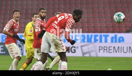 Magonza, Germania. 12 dicembre 2020. Calcio: Bundesliga, FSV Mainz 05 - 1 FC Köln, 11 ° giorno di partita. Jean-Philippe Mateta di Magonza supera il traguardo. Credit: Torsten Silz/dpa - NOTA IMPORTANTE: In conformità con le norme del DFL Deutsche Fußball Liga e del DFB Deutscher Fußball-Bund, è vietato sfruttare o sfruttare nello stadio e/o nel gioco le fotografie scattate sotto forma di sequenze di immagini e/o serie di foto di tipo video./dpa/Alamy Live News Foto Stock