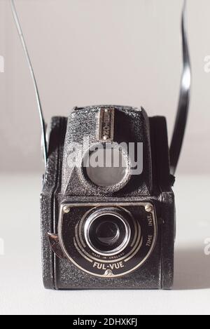 Vecchia fotocamera analogica degli anni '50 su sfondo bianco Foto Stock