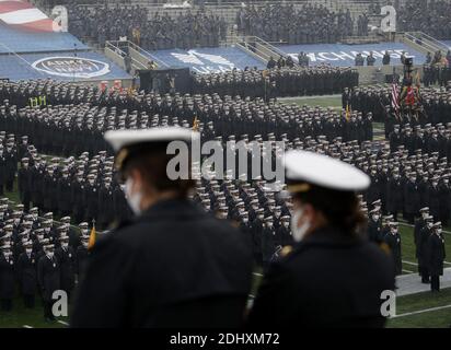 West Point, Stati Uniti. 12 dicembre 2020. West Point, Stati Uniti. 12 dicembre 2020. I cadetti dell'accademia militare degli Stati Uniti si trovano in una formazione pre-partita e indossano maschere facciali prima che i Cavalieri neri dell'esercito giocino il Midshipmenon della marina nel 121esimo gioco tradizionale dell'esercito-marina allo Stadio di Michie a West Point. Il gioco di rivalità annuale è stato tradizionalmente giocato di fronte a una folla di capacità negli stadi NFL a Philadelphia, Baltimora, Landover o East Rutherford, ma la pandemia del coronavirus ha costretto il gioco ad essere giocato a West Point per la prima volta dal 1943. Credit: UPI/Alamy Live News Foto Stock