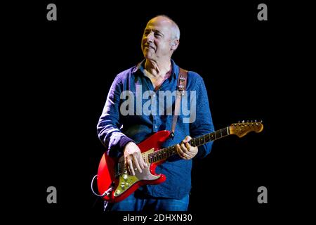 Il cantante, cantautore e musicista britannico Mark Knopfler ha suonato dal vivo al festival di musica italiana "Collisioni 2015". Mark Knopfler è anche conosciuto come il cantante della rock band Dire Straits. Foto Stock