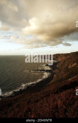 Bude, Cornovaglia , suggestivo paesaggio nuvoloso sul sentiero della costa nord in Cornovaglia , Regno Unito Foto Stock