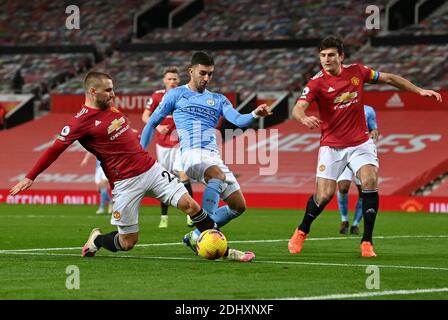 Luke Shaw (a sinistra) di Manchester United affronta Ferran Torres di Manchester City durante la partita della Premier League a Old Trafford, Manchester. Foto Stock