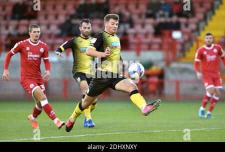 Crawley UK 12 dicembre 2020 - Matthew Platt of Barrow durante la partita della Sky Bet EFL League due tra Crawley Town e Barrow AFC al People's Pension Stadium - solo per uso editoriale. Nessuna merchandising. Per le immagini di calcio si applicano restrizioni fa e Premier League inc. Nessun uso di internet/mobile senza licenza FAPL - per i dettagli contattare Football Dataco : Credit Simon Dack TPI / Alamy Live News Foto Stock