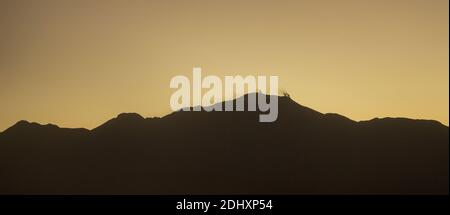 Vapore che sale da un vulcano all'alba vicino ai geyser El Tatio, Cile settentrionale Foto Stock