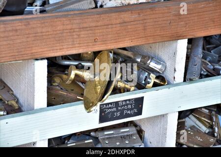 Pomelli e bulloneria per porte in vendita al momento del riutilizzo e del ripristino Situato a Berkeley, California, è gratuito Foto Stock