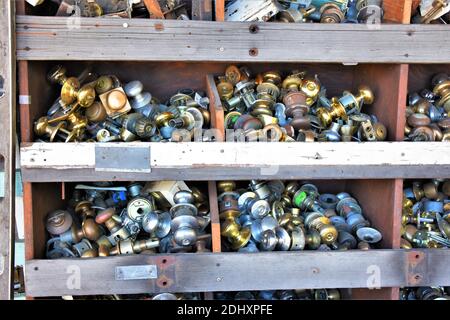 Pomelli e bulloneria per porte in vendita al momento del riutilizzo e del ripristino Situato a Berkeley, California, è gratuito Foto Stock