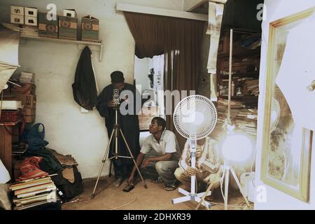 Il fotografo maliano Malick Sidibé nel suo studio a Bamako, Mali, Africa occidentale. Foto Stock