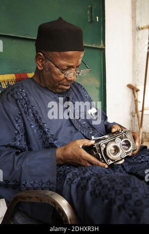 Il fotografo maliano Malik Sidibe nel suo studio a Bamako, Mali, Africa occidentale. Foto Stock