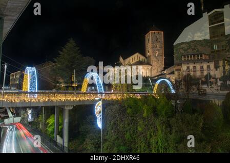 Andorra la Vella, Andorra: 2020 dicembre 12: Mercatino di Natale ad Andorra la Vella capitale del Principato di Andorra in inverno. Foto Stock