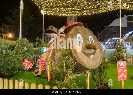 Andorra la Vella, Andorra: 2020 dicembre 12: Mercatino di Natale ad Andorra la Vella capitale del Principato di Andorra in inverno. Foto Stock