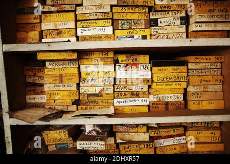 Lo Studio e le sue scatole piene di negativi dal fotografo maliano famos Malick Sidibé a Bamako, Mali, Africa occidentale. Foto Stock