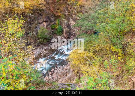 Fiume Belaya in fondo a una gola profonda, canyon, nella Repubblica di Adygea in Russia Foto Stock