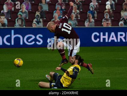 Campionato Scozzese - cuore di Midlothian contro Regina del Sud. Tynecastle Park, Edimburgo, Midlothian, Regno Unito. 12 dicembre 2020. I cuori ospitano la Regina del Sud nel Campionato Scozzese al Tynecastle Park di Edimburgo. PIC mostra: HeartsÕ Liam Boyce, fa male alla Regina del difensore del Sud, Gregor Buchanan, per scappare il suo colpo. Credit: Ian Jacobs/Alamy Live News Foto Stock