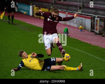 Campionato Scozzese - cuore di Midlothian contro Regina del Sud. Tynecastle Park, Edimburgo, Midlothian, Regno Unito. 12 dicembre 2020. I cuori ospitano la Regina del Sud nel Campionato Scozzese al Tynecastle Park di Edimburgo. PIC mostra: Regina del team manager della riserva del Sud, Wullie Gibson, affronta HeartsÕ Stephen Kingsley. Credit: Ian Jacobs/Alamy Live News Foto Stock