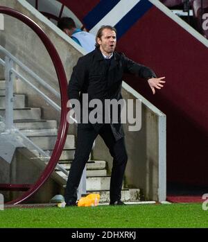 Campionato Scozzese - cuore di Midlothian contro Regina del Sud. Tynecastle Park, Edimburgo, Midlothian, Regno Unito. 12 dicembre 2020. I cuori ospitano la Regina del Sud nel Campionato Scozzese al Tynecastle Park di Edimburgo. PIC mostra: Un Robbie Neilson animato grida le istruzioni alla sua squadra durante la prima metà. Credit: Ian Jacobs/Alamy Live News Foto Stock