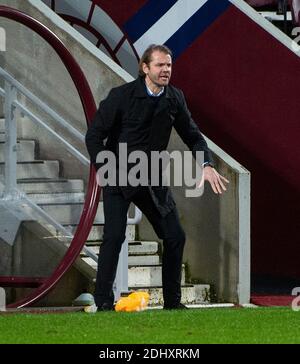 Campionato Scozzese - cuore di Midlothian contro Regina del Sud. Tynecastle Park, Edimburgo, Midlothian, Regno Unito. 12 dicembre 2020. I cuori ospitano la Regina del Sud nel Campionato Scozzese al Tynecastle Park di Edimburgo. PIC mostra: Un Robbie Neilson animato grida le istruzioni alla sua squadra durante la prima metà. Credit: Ian Jacobs/Alamy Live News Foto Stock