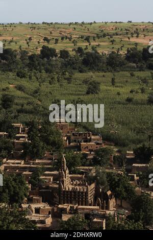 Africa /Mali/ Dogon Country/il nuovo villaggio teli con una bellissima moschea di fango sotto le vecchie abitazioni abbandonate sulla scogliera Foto Stock