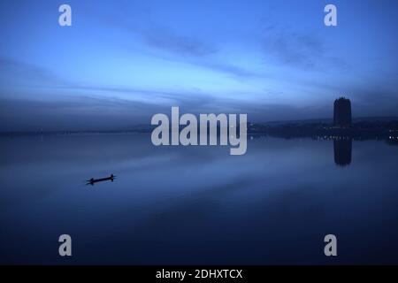 Bamako, la capitale e la città più grande del Mali, si trova lungo il fiume Niger. Il paesaggio urbano presenta l'impressionante grattacielo del BCEAO Foto Stock