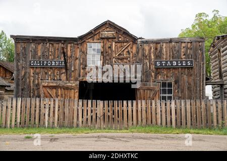 Nevada City, Montana - 29 giugno 2020: Le scuderie della California, un edificio abbandonato nella città fantasma Foto Stock