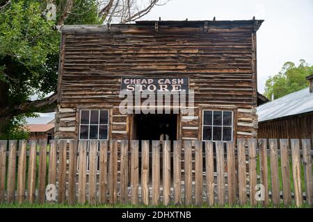 Nevada City, Montana - 29 giugno 2020: Il negozio di contanti a buon mercato, un edificio abbandonato nella città fantasma Foto Stock