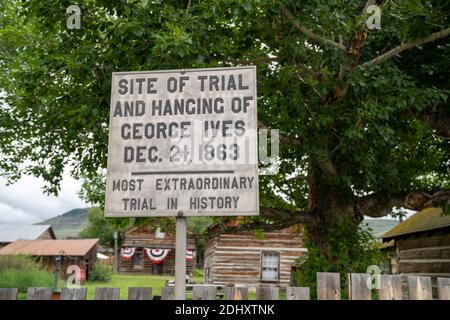 Nevada City, Montana - 29 giugno 2020: Segno che nota il sito di processo e l'impiccagione di George Ives Foto Stock