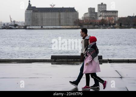 Istanbul, TUR. 12 dicembre 2020. La gente cammina sulla costa di Kadikoy durante un coprifuoco del fine settimana che è stato imposto per prevenire la diffusione della malattia del coronavirus (COVID-19), a Istanbul, Turchia. Credit: Jason Dean/ZUMA Wire/Alamy Live News Foto Stock