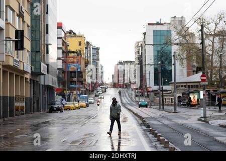 Istanbul, TUR. 12 dicembre 2020. Un uomo che indossa una maschera protettiva attraversa la strada nel distretto di Kadikoy durante un weekend di coprifuoco che è stato imposto per prevenire la diffusione della malattia del coronavirus (COVID-19), a Istanbul, Turchia. Credit: Jason Dean/ZUMA Wire/Alamy Live News Foto Stock