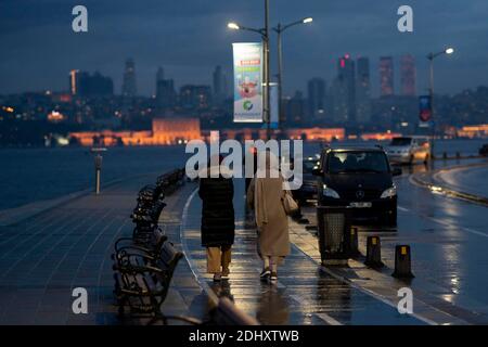 Istanbul, TUR. 12 dicembre 2020. La gente cammina sulla costa di Uskudar durante un coprifuoco del fine settimana che è stato imposto per prevenire la diffusione della malattia del coronavirus (COVID-19), a Istanbul, Turchia. Credit: Jason Dean/ZUMA Wire/Alamy Live News Foto Stock