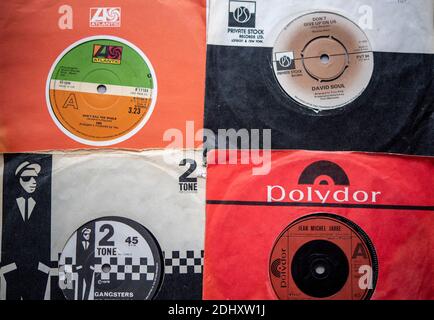Selezione di sette pollici singoli su vinile con buste di carta originali Foto Stock